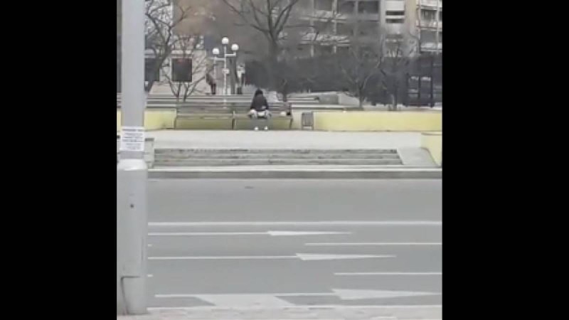 Ақтауда көшенің қақ ортасында жігіт пен қыз жыныстық қатынасқа түскен (18+)