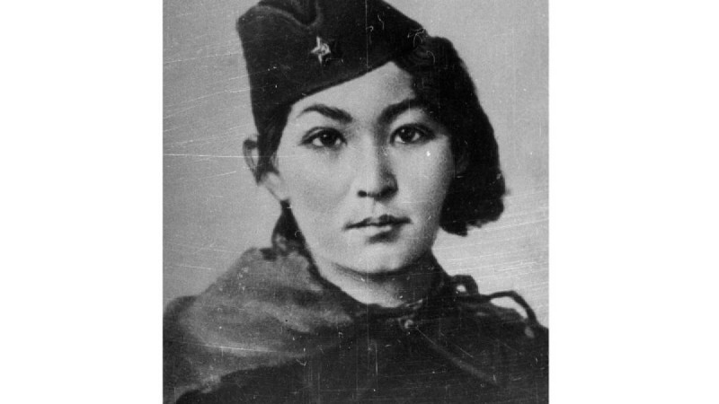 Әлия Молдағұлова өмірбаяны және майдандағы ерлігі