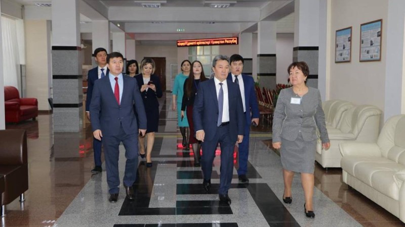 Елбасы кітапханасының директоры, профессор Ә. Рахымжанов Сыр өңірінде