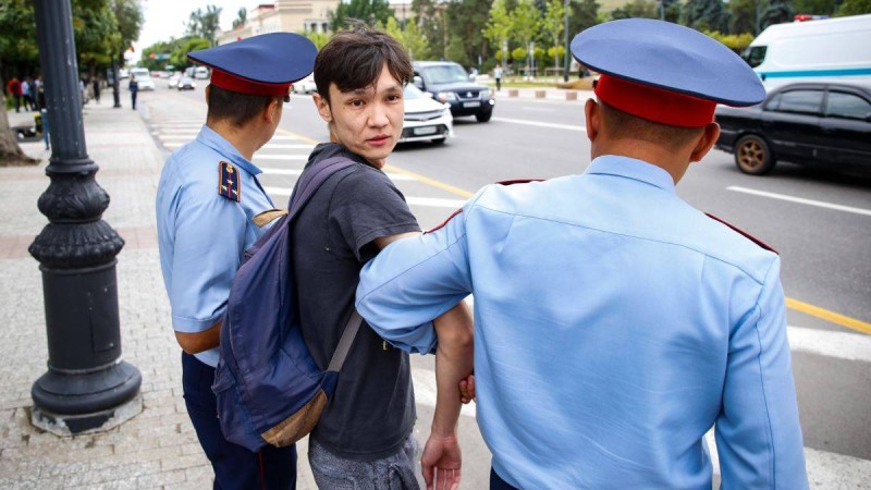 Алматыда ескі алаң маңында полиция бірнеше адамды ұстады