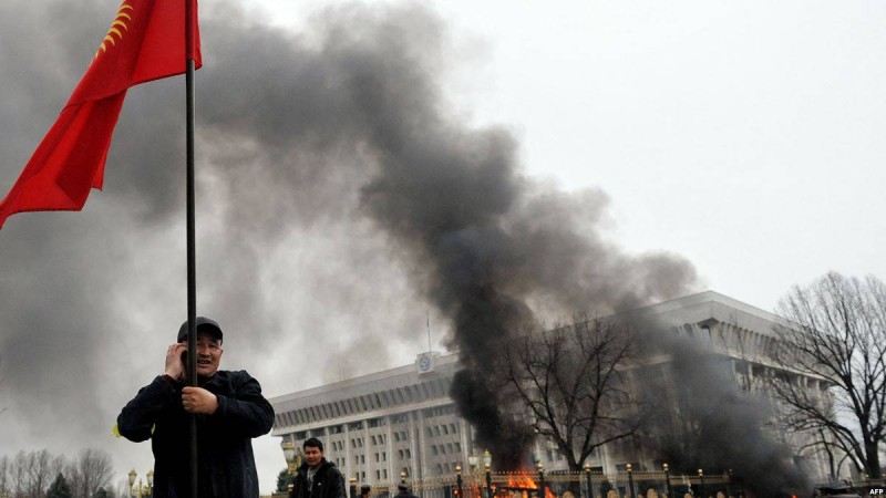 Сәуір төңкерісін еске алу шарасында Атамбаев Жээнбеков билігін сынады