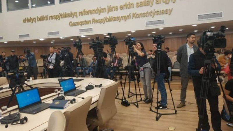 ОСК сайлаудың қорытындысын жариялап жатыр