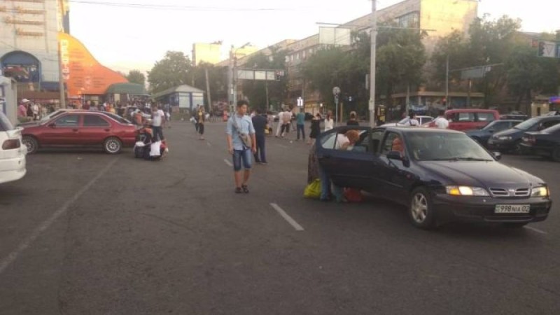 Алматыда тәртіп бұзған жүргізуші полицейді 200 метрге сүйреп әкетті