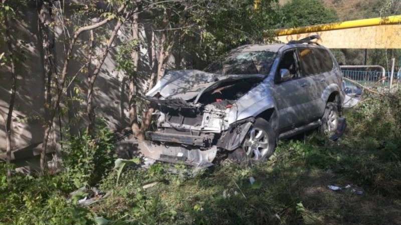 Алматы түбінде әкесінің көлігін айдап әкеткен бозбала сүйіктісімен апатқа ұшырады