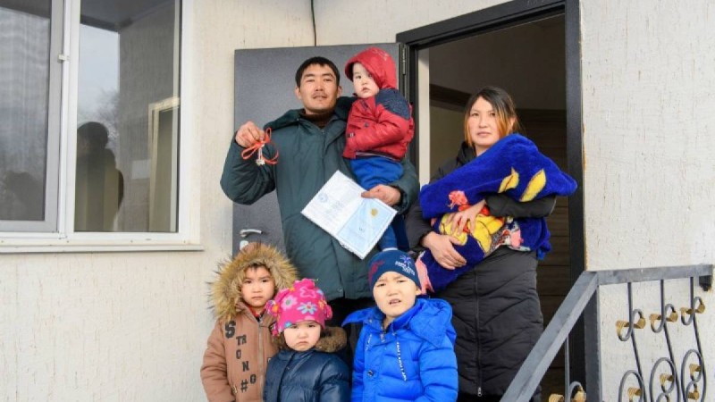 Меценат моншада тұрып жатқан бес балалы отбасыға жаңа үй алып берді