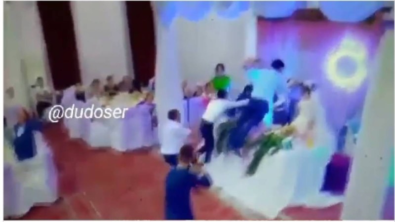 Тойда екі жастың дастарханына секірген жігіт қонақтарды шошытты (ВИДЕО)