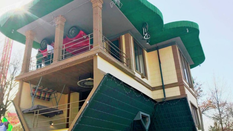 Үйдің төбесінде тұрғандай сезінесің: Шымкенттегі төңкерілген үй - фото