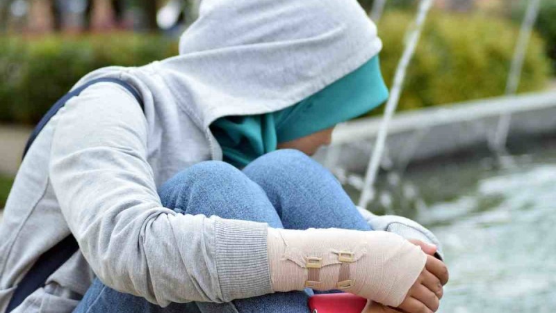 "Орамал тақпаймын!": Оқушы қыз әкесінің хиджаб киіп, намаз оқуға мәжбүрлейтінін айтып араша сұрады - Қазақстан жаңалықтары