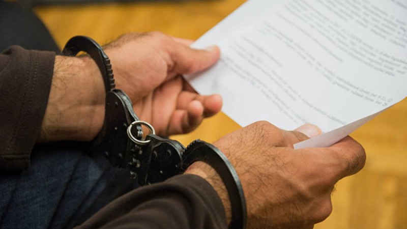 Павлодарда дәретханада айнамен қыздарға сығалап қараған еркек ұсталды