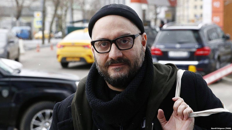 Ресейлік режиссер Кирилл Серебренников қолхатпен босап шықты