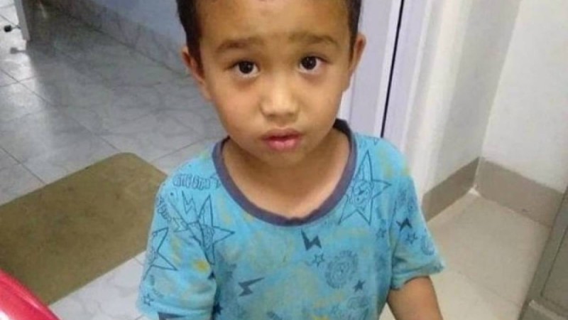 Аман алып қалуын сұрап жылаған: Велосипедпен балапанды қағып кеткен бала оны ауруханаға алып барған - Қазақстан жаңалықтары