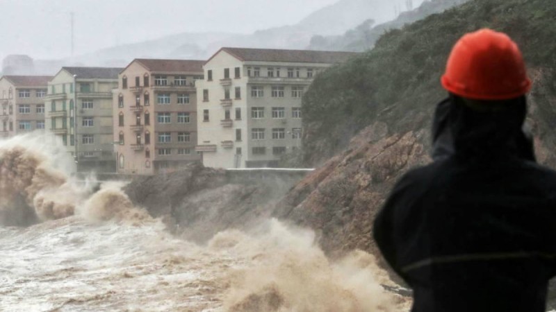 Қытайдағы супертайфун: Миллионнан астам адам эвакуцаланып, мыңдаған ғимарат қирады
Супертайфун әсерінен зардап шеккендер көп