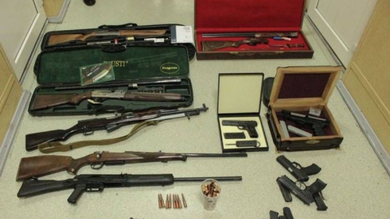 Атамбаевтың үйінен түрлі қару-жарақ тәркіленді