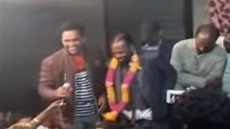 Жұрттың алдында сөз сөйлеп тұрған саясаткердің шалбары шешіліп қалды