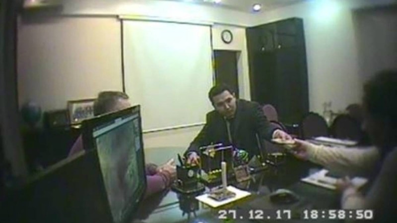 ҰҚК Алматыда пара алған салықшылардың қалай ұсталғанын көрсетті - Қазақстан жаңалықтары