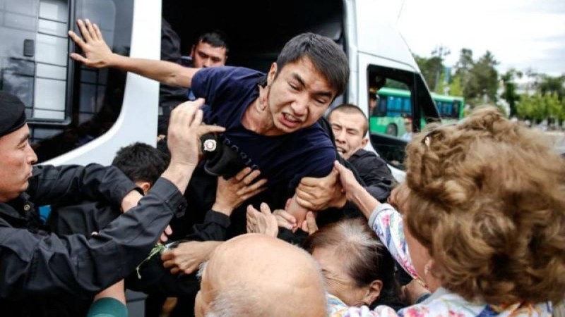 Алматы мен Нұр-Сұлтан қалаларындағы митинг: Полиция 500-ге жуық адамды ұстады
                                Елордада 12 адам медициналық көмекке жүгінді