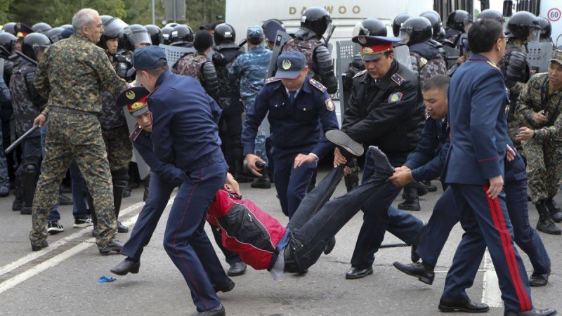 Министрлік наразылық кезінде үш полиция зардап шеккенін хабарлады