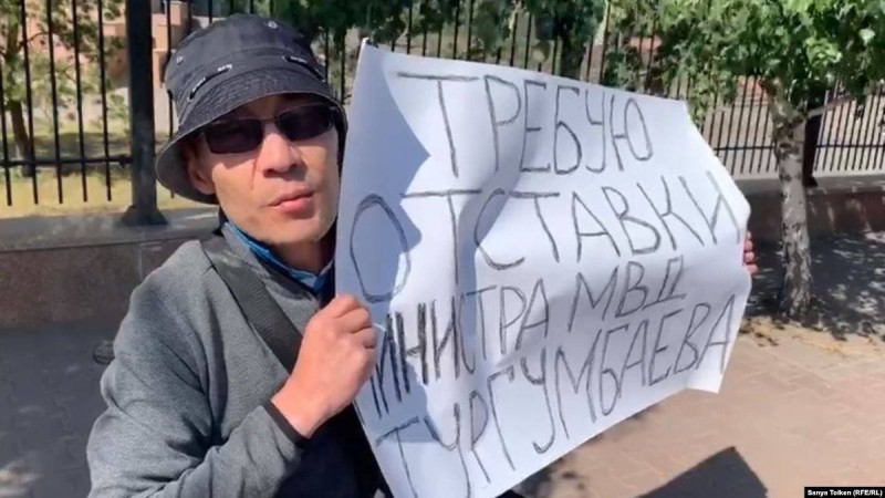 Нұр-Сұлтан тұрғыны полиция алған көлігін пикетке шығып қайтарды