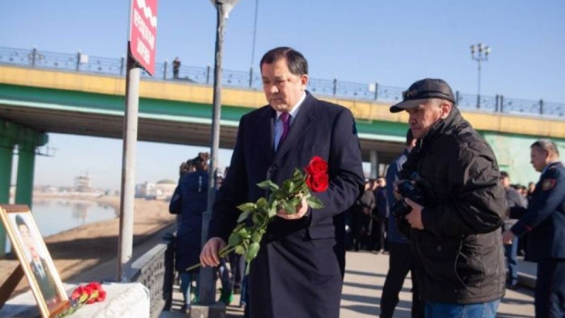 Атыраулықтар әйелді құтқарамын деп суға кеткен жас полицейді еске алды