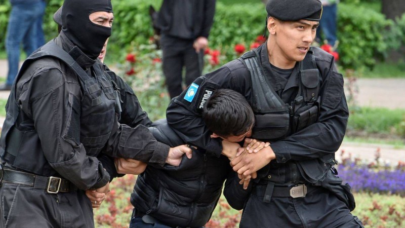 Алматыда полиция сайлауға қарсы шыққандарды қалай ұстады?