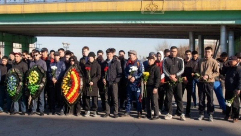 Атыраудың жүздеген тұрғыны болған қайғылы оқиға Орал өзенінің жағалауына гүл шоқтарын қойды. - Қазақстан жаңалықтары