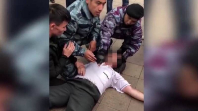 Митинг кезінде полицейлердің ер адамды ұрып өлтіргені рас па? ІІМ жауап берді
                                Желіде жерде құлап жатқан ер адамның видеосы тарап жатыр