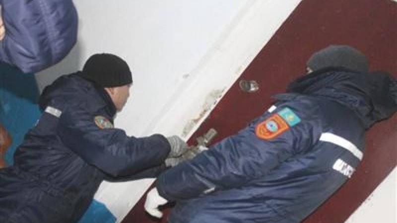 Анасы егіздерді пәтерде қалдырып, шығып кеткен