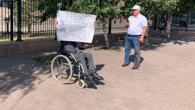 Нұр-Сұлтан тұрғыны ішкі істер министрі отставкасын талап етіп, пикетке шықты