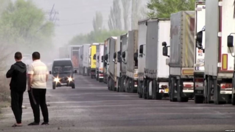 Қазақ-қырғыз шекарасында кезекте тұрған жүк көліктерінің азайғаны хабарланды