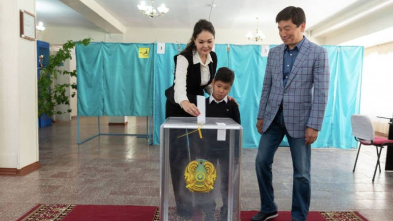 Бауыржан Байбек дауыс беруге ұлымен бірге барды