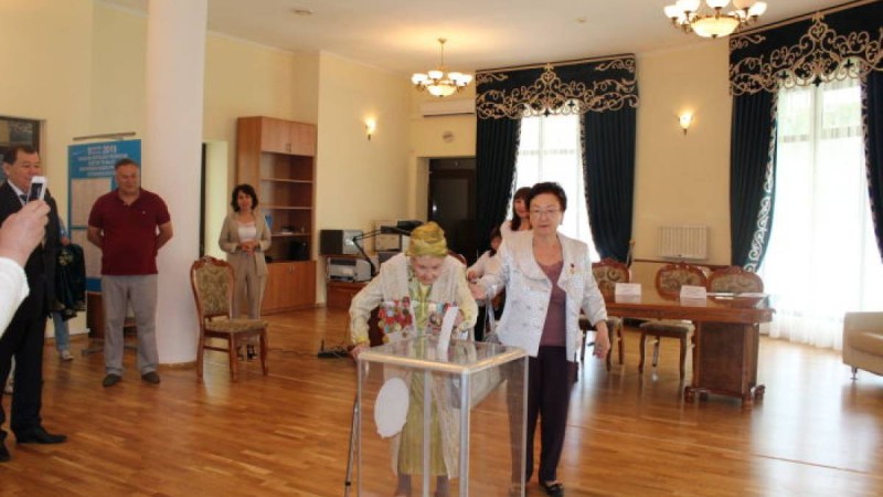 Бішкекте 102 жастағы Қазақстанның халық әртісі дауыс берді