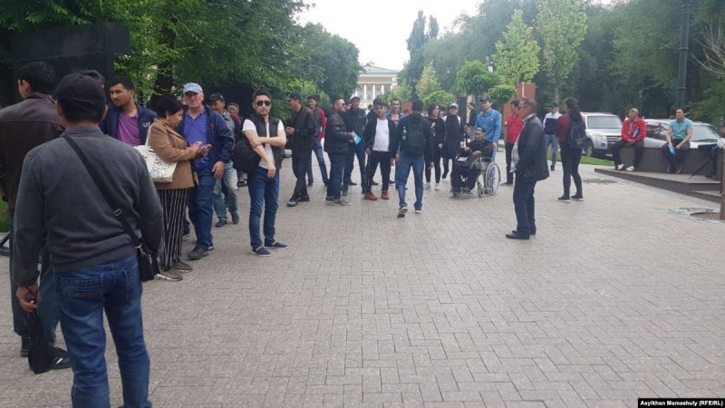 Алматыдағы орталық көшелердің бірін қоршаған полиция азаматтарды ұстап жатыр