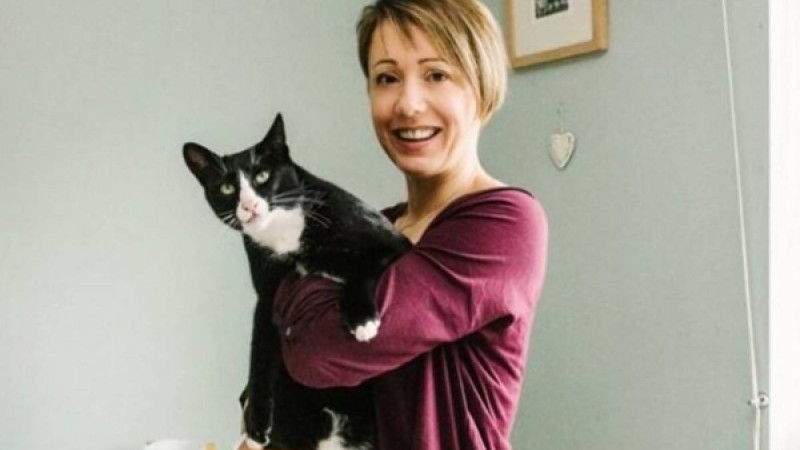 Клептоман мысық иесіне ақша ұрлап әкелген