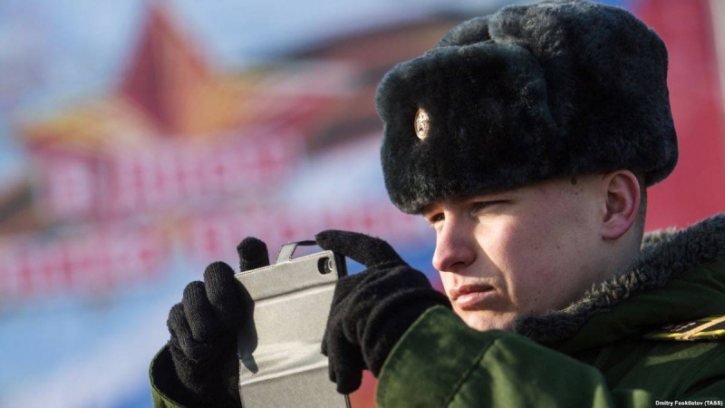 Путин әскерилерге смартфон қолдануға тыйым салатын заңға қол қойды