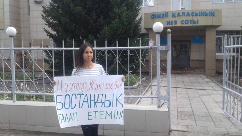 Семейде белсенділер Жәкішев пен өзге де тұтқындарға бостандық талап етті