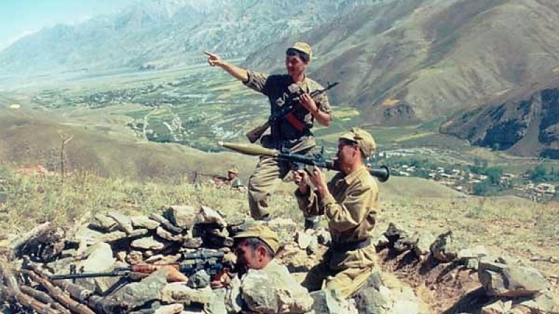 Қорғаныс министрі тәжік-ауған шекарасында қаза болған қазақстандық бітімгершілерді еске алды