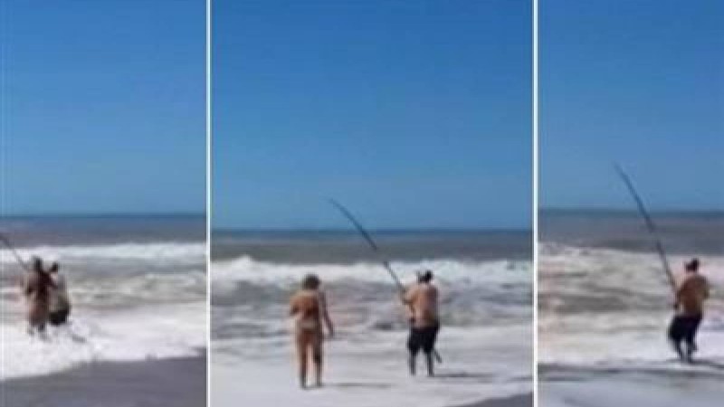 Балықшы суға батып бара жатқан қыздарды қармақпен құтқарып қалды 