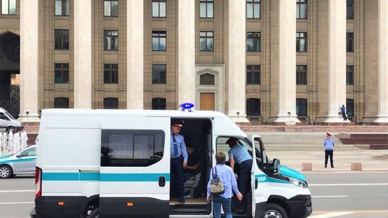 Ондаған азаматтың ұсталуына куә болған Азаттық тілшісін полиция ұстап әкетті