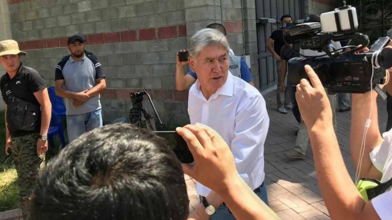 Алмазбек Атамбаев тергеу изоляторына қамалды
Атамбаевқа сыбайлас жемқорлыққа қатысты айып тағылды