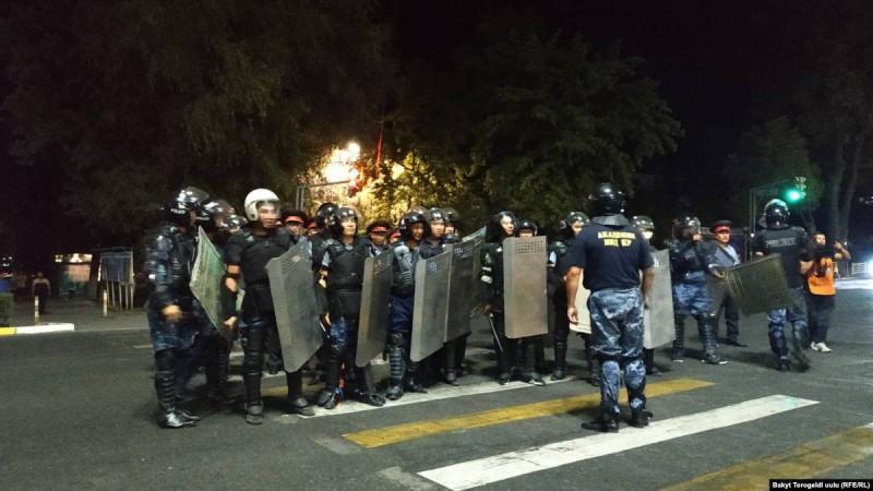 Бішкекте милиция Атамбаевтың жақтастарын күшпен таратты