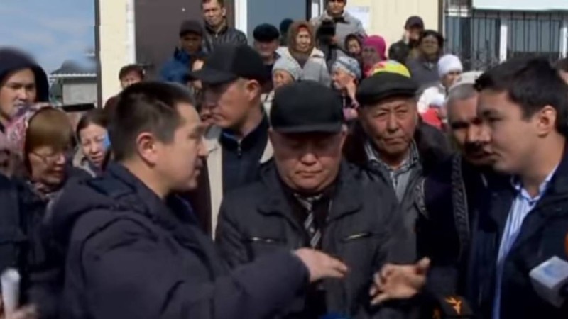 Қашып құтылды: Алматы облысында ашынған тұрғындар шенеуніктерді батпаққа аунатпақ болды - Қазақстан жаңалықтары