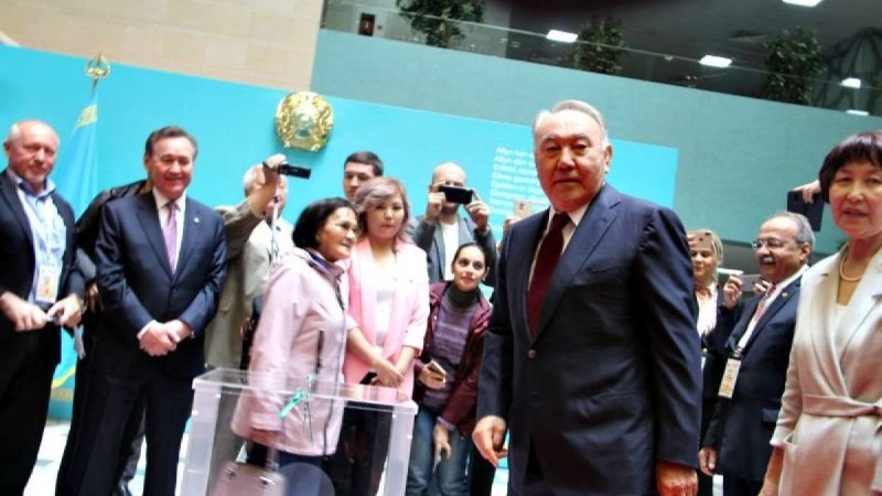 "Халық адамды ғана емес, өз болашағын таңдап отыр": Назарбаев сайлауда дауыс берді