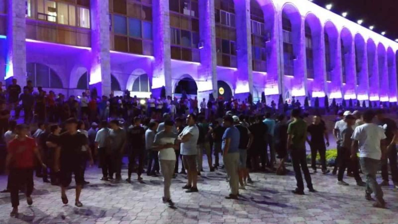 Бішкектің орталық алаңында жүздеген адам митингіге шықты
Жиналғандар Алмазбек Атамбаевтың жақтастары