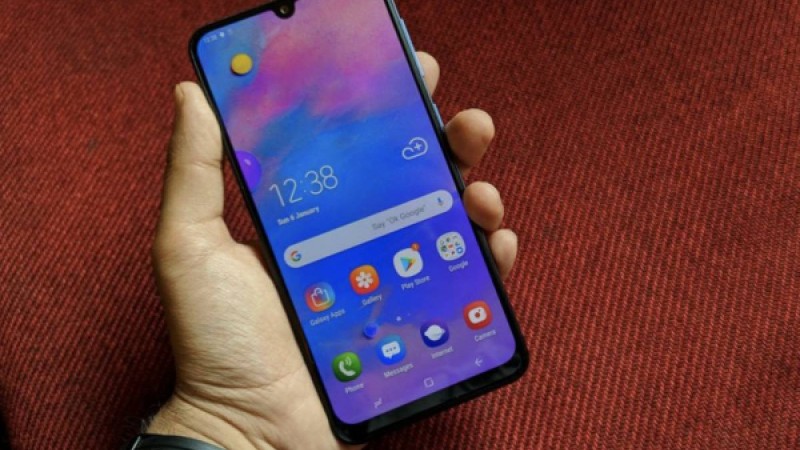 ​Samsung аккумуляторы қуатты, қолжетімді смартфон ұсынды