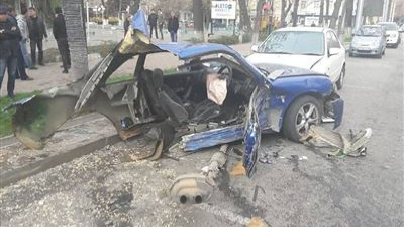 Алматыдағы жантүршігерлік жол апаты: көлік екіге бөлініп қалды