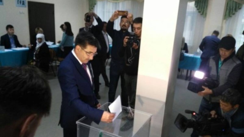 Кандидат Жамбыл Ахметбеков дауыс беруге отбасымен келді