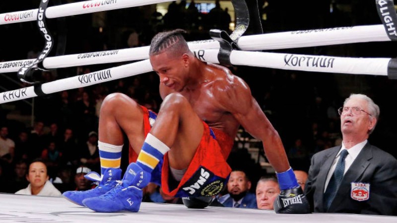 Боксшы нокауттан кейін комаға түсті – видео