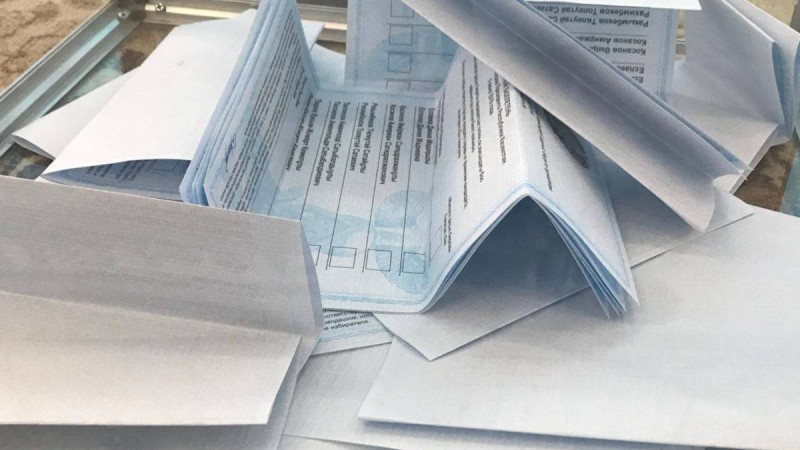 Азаттық тілшісі жәшікте бірге бүктелген бес бюллетень жатқанын көрді