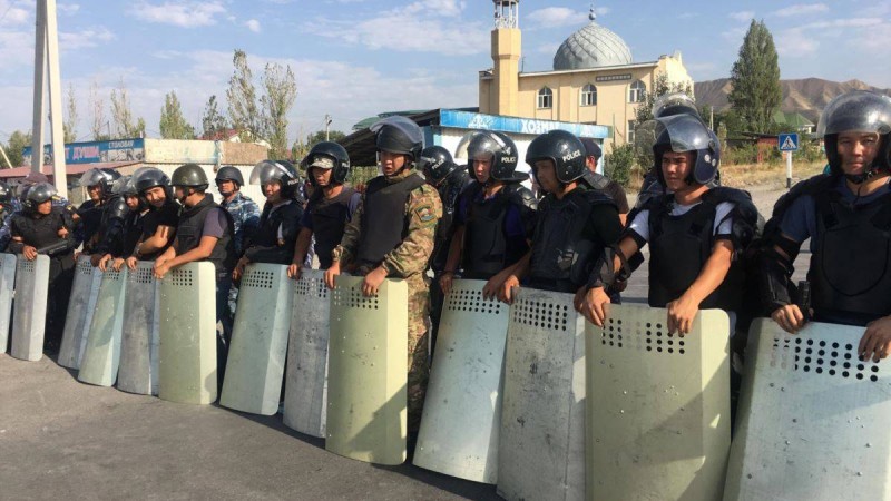 Полицейлер Атамбаевтың Кой-Таштағы үйін қоршауға алды