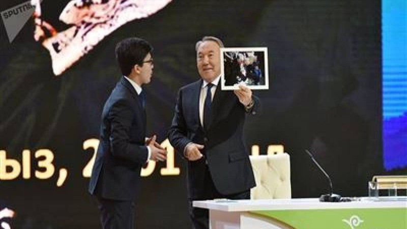 «Маған бата беріпсіз» Назарбаев 17 жыл бұрын тұсауын кескен студентпен кездесті